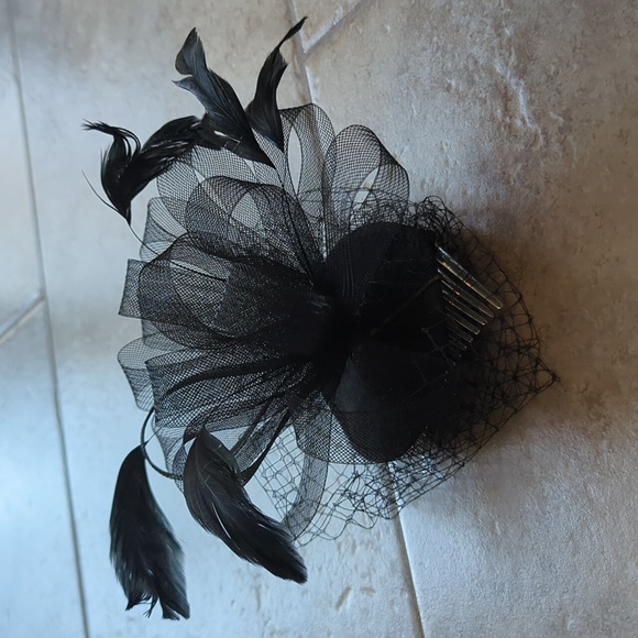 Black fascinator headpiece with veiled face - Picture 2 of 7